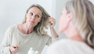 Read more about the article Caduta dei capelli in menopausa? Risolvi con gli ormoni bioidentici naturali